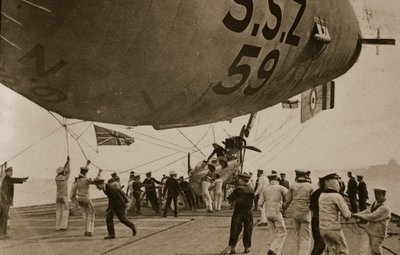 Ein Luftschiff wird auf dem Achterdeck der H.M.S. Furious festgemacht, 1914-19 von English Photographer